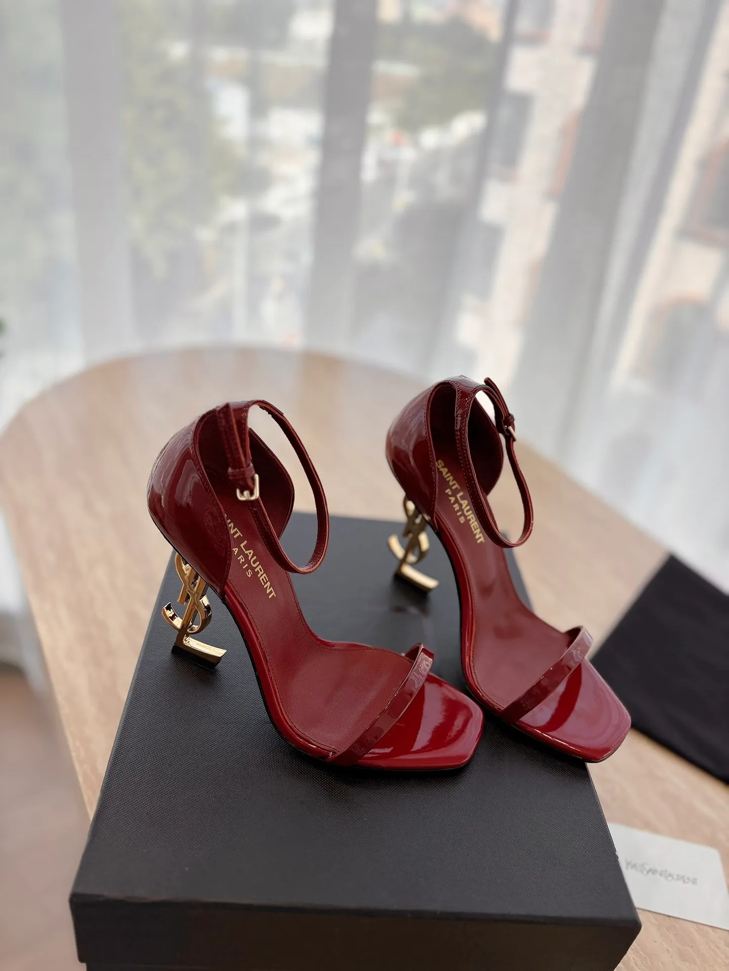 👟👟Ex-factory price 580👟👟 High version "SAINT LAUREN*" Saint Laurent YSL classic high-heeled shoes and sandals. Only YSL understands women's hearts best and does not accept refutation. It is a super invincible feminine artifact and a must-have for women (z-product full-body customization, own molded hardware accessories, perfect consistency). Compare the differences between pictures and products on the market ✔ Upper: Customized imported calf patent leather ✔Inner lining: imported 🐑 sheepskin ✔Sole: imported genuine leather outsole ✔Heel height: 10.5cm ✔Number of yards: 35-39 (40 can be customized and non-returnable) (Full set of packaging)